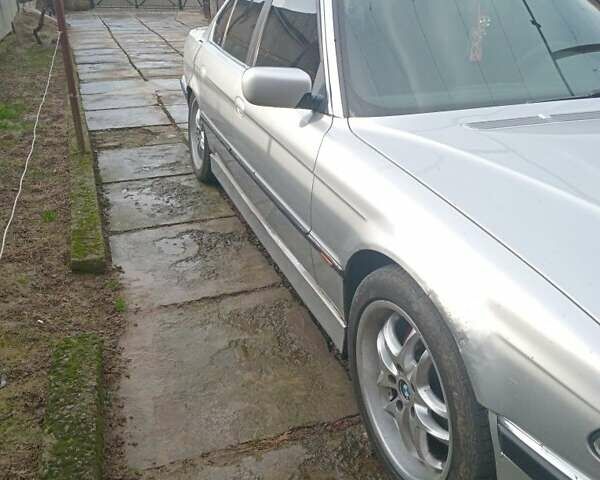 Серый БМВ 7 Серия, объемом двигателя 3.5 л и пробегом 300 тыс. км за 3500 $, фото 1 на Automoto.ua