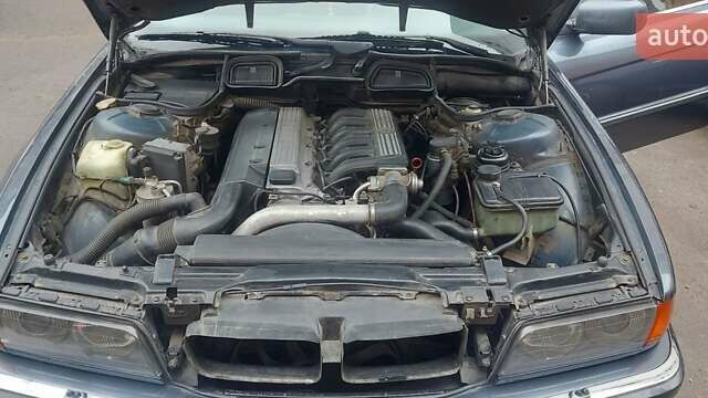 Серый БМВ 7 Серия, объемом двигателя 2.5 л и пробегом 426 тыс. км за 4800 $, фото 26 на Automoto.ua