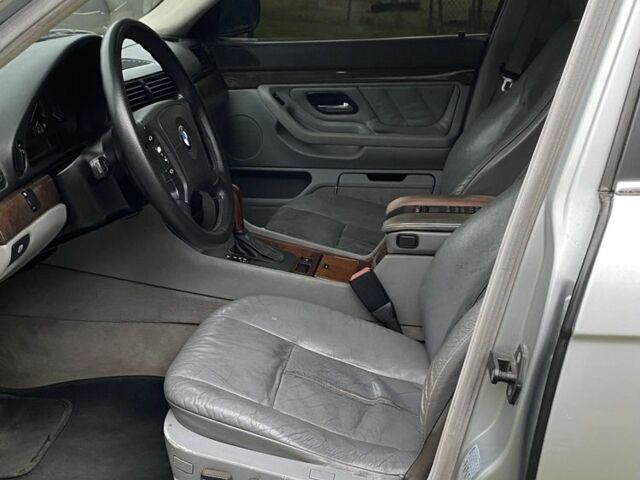 Серый БМВ 7 Серия, объемом двигателя 4.4 л и пробегом 362 тыс. км за 3800 $, фото 5 на Automoto.ua