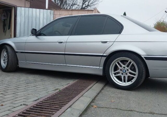 Сірий БМВ 7 Серія, об'ємом двигуна 3 л та пробігом 240 тис. км за 10000 $, фото 4 на Automoto.ua