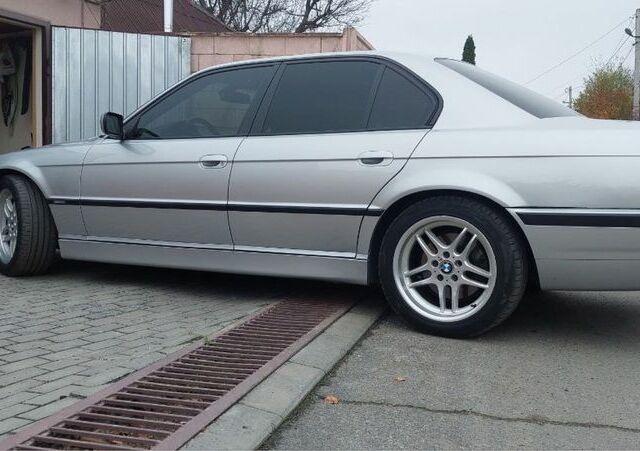 Сірий БМВ 7 Серія, об'ємом двигуна 3 л та пробігом 240 тис. км за 10000 $, фото 1 на Automoto.ua