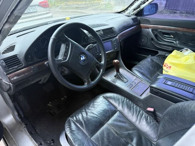 Серый БМВ 7 Серия, объемом двигателя 3.9 л и пробегом 500 тыс. км за 3000 $, фото 6 на Automoto.ua