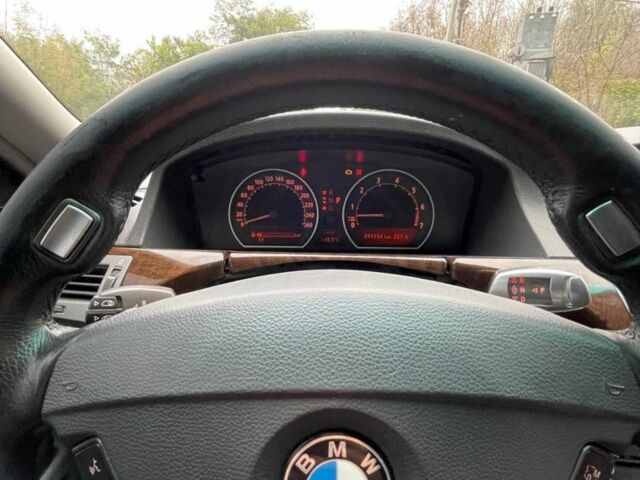 Серый БМВ 7 Серия, объемом двигателя 4.4 л и пробегом 392 тыс. км за 4550 $, фото 5 на Automoto.ua