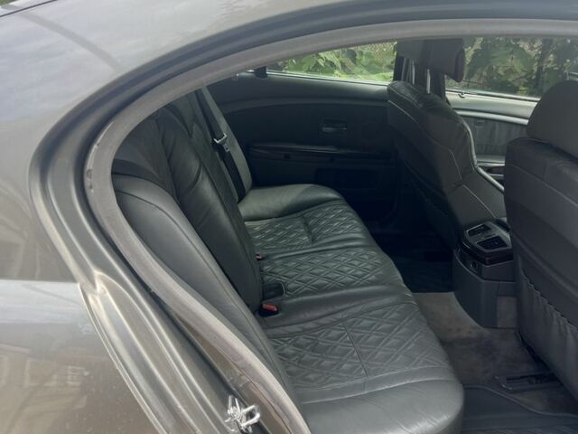 Серый БМВ 7 Серия, объемом двигателя 4.4 л и пробегом 285 тыс. км за 7100 $, фото 2 на Automoto.ua