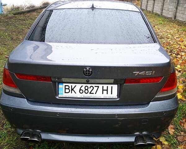 Серый БМВ 7 Серия, объемом двигателя 4.4 л и пробегом 300 тыс. км за 6000 $, фото 1 на Automoto.ua