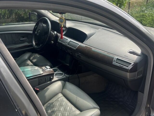 Серый БМВ 7 Серия, объемом двигателя 4.4 л и пробегом 285 тыс. км за 7100 $, фото 3 на Automoto.ua