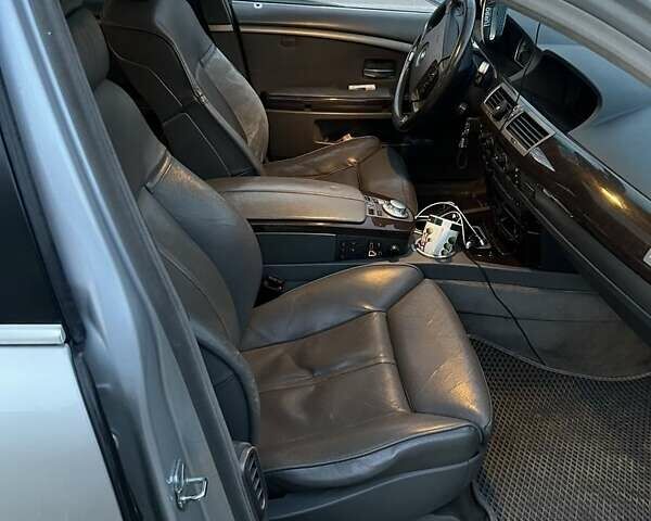 Серый БМВ 7 Серия, объемом двигателя 4.4 л и пробегом 330 тыс. км за 8500 $, фото 2 на Automoto.ua