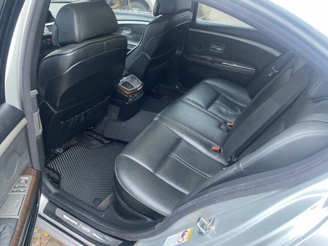 Серый БМВ 7 Серия, объемом двигателя 4.4 л и пробегом 300 тыс. км за 6500 $, фото 5 на Automoto.ua