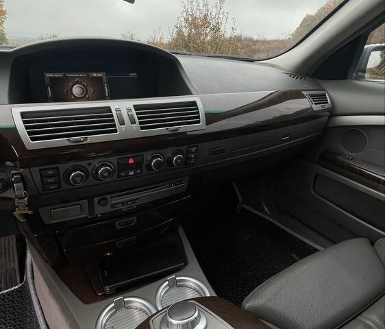 Серый БМВ 7 Серия, объемом двигателя 4 л и пробегом 327 тыс. км за 8300 $, фото 4 на Automoto.ua