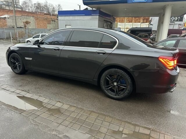 Серый БМВ 7 Серия, объемом двигателя 3 л и пробегом 308 тыс. км за 16500 $, фото 2 на Automoto.ua