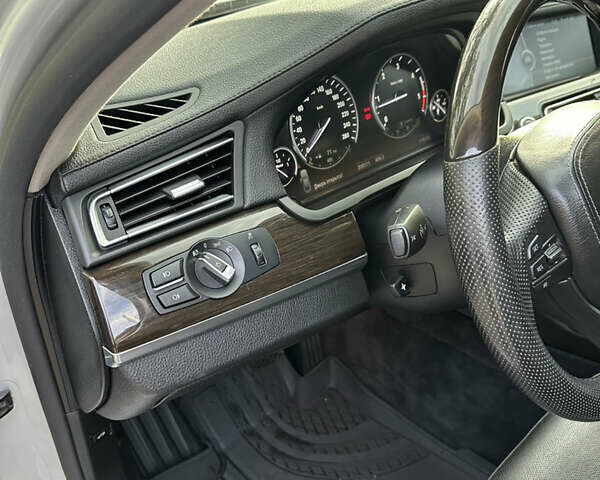 Серый БМВ 7 Серия, объемом двигателя 2.99 л и пробегом 210 тыс. км за 14800 $, фото 32 на Automoto.ua