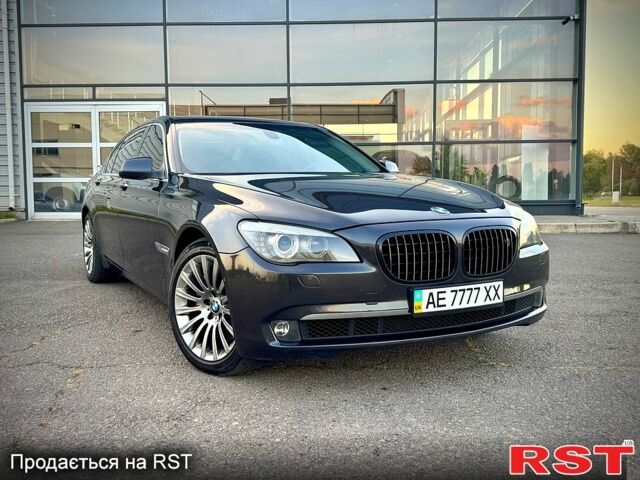 Серый БМВ 7 Серия, объемом двигателя 3 л и пробегом 173 тыс. км за 12900 $, фото 1 на Automoto.ua