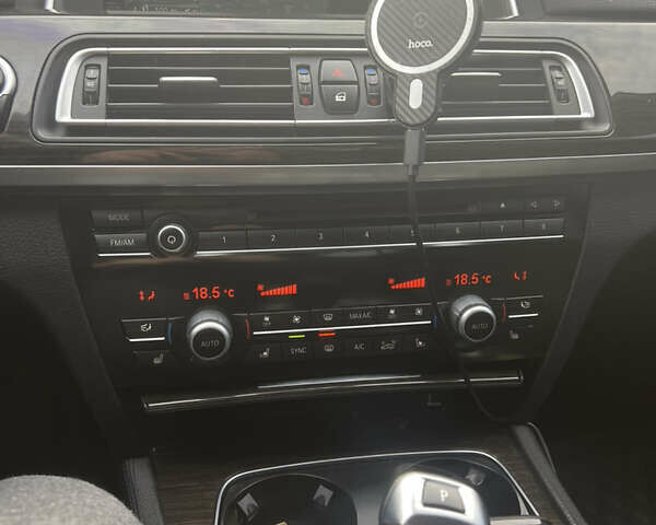 Серый БМВ 7 Серия, объемом двигателя 2.99 л и пробегом 260 тыс. км за 25500 $, фото 12 на Automoto.ua