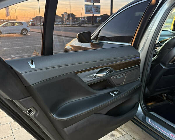 Серый БМВ 7 Серия, объемом двигателя 4.39 л и пробегом 140 тыс. км за 27500 $, фото 61 на Automoto.ua