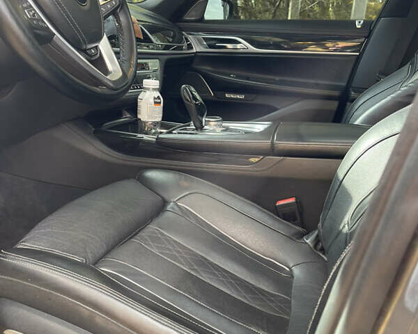 Серый БМВ 7 Серия, объемом двигателя 2.98 л и пробегом 198 тыс. км за 25500 $, фото 16 на Automoto.ua