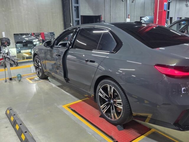 Сірий БМВ 7 Серія, об'ємом двигуна 0 л та пробігом 60 тис. км за 100000 $, фото 6 на Automoto.ua