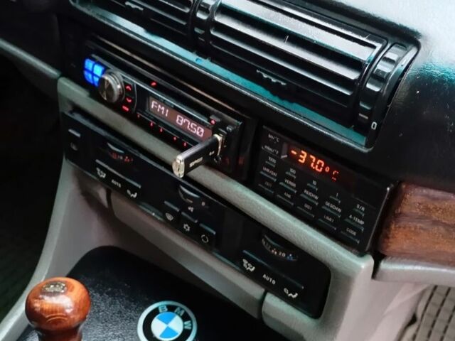 Синий БМВ 7 Серия, объемом двигателя 3.4 л и пробегом 150 тыс. км за 2750 $, фото 17 на Automoto.ua