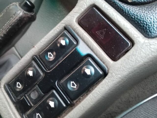 Синий БМВ 7 Серия, объемом двигателя 3.4 л и пробегом 150 тыс. км за 2750 $, фото 18 на Automoto.ua