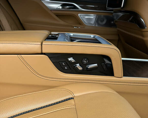 Синий БМВ 7 Серия, объемом двигателя 6.59 л и пробегом 107 тыс. км за 40500 $, фото 31 на Automoto.ua