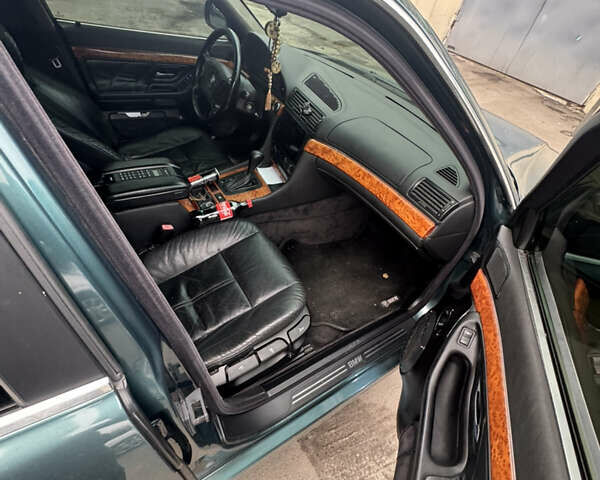 Зелений БМВ 7 Серія, об'ємом двигуна 3 л та пробігом 300 тис. км за 4700 $, фото 2 на Automoto.ua