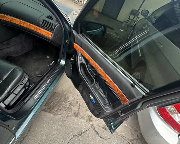 Зелений БМВ 7 Серія, об'ємом двигуна 3 л та пробігом 300 тис. км за 4700 $, фото 1 на Automoto.ua