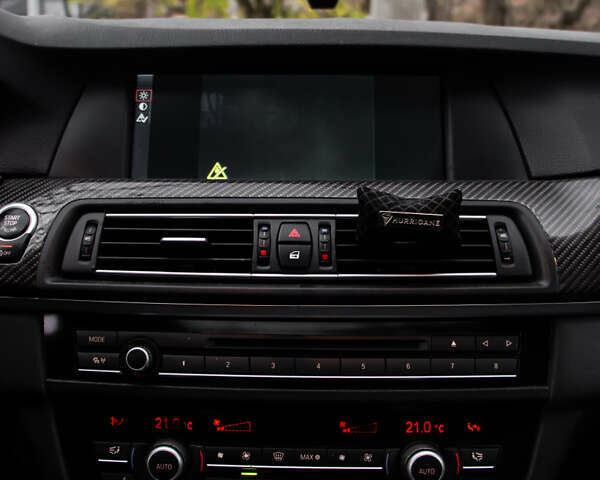 Белый БМВ М5, объемом двигателя 4.39 л и пробегом 170 тыс. км за 32300 $, фото 15 на Automoto.ua