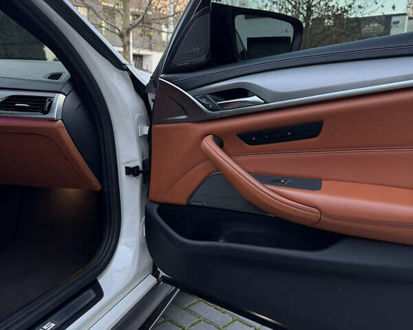 Белый БМВ М5, объемом двигателя 4.4 л и пробегом 64 тыс. км за 83900 $, фото 25 на Automoto.ua