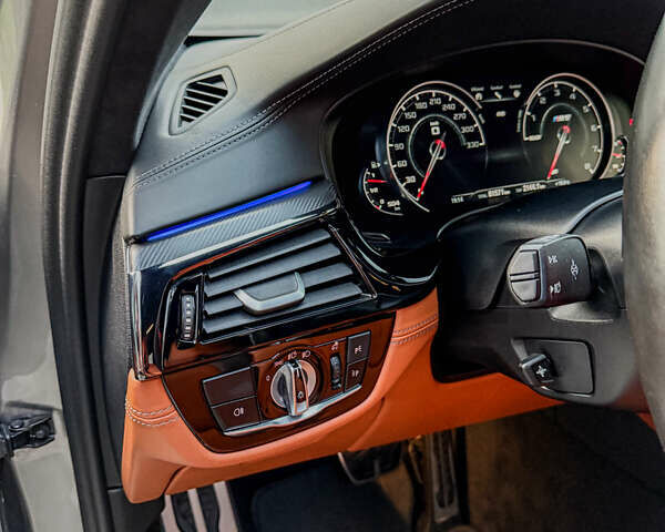 БМВ М5 2019 у Трускавце на Automoto.ua Сірий БМВ М5, об'ємом двигуна 4.39 л та пробігом 82 тис. км за 90000 $, фото 19 на Automoto.ua