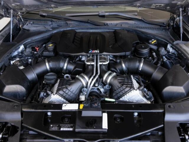 Черный БМВ М6, объемом двигателя 4.4 л и пробегом 77 тыс. км за 20500 $, фото 13 на Automoto.ua