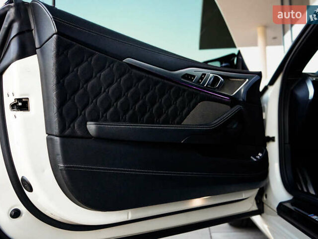 Белый БМВ M8, объемом двигателя 4.39 л и пробегом 25 тыс. км за 105000 $, фото 11 на Automoto.ua