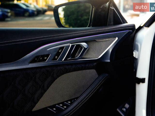 Белый БМВ M8, объемом двигателя 4.39 л и пробегом 25 тыс. км за 105000 $, фото 14 на Automoto.ua