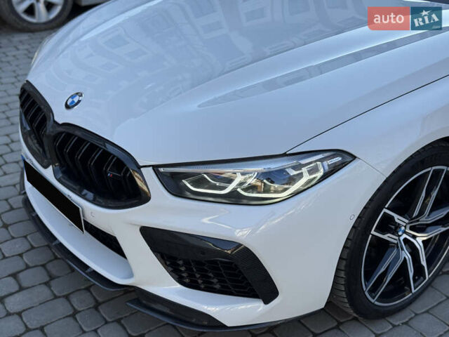 Белый БМВ M8, объемом двигателя 4.4 л и пробегом 64 тыс. км за 88500 $, фото 1 на Automoto.ua