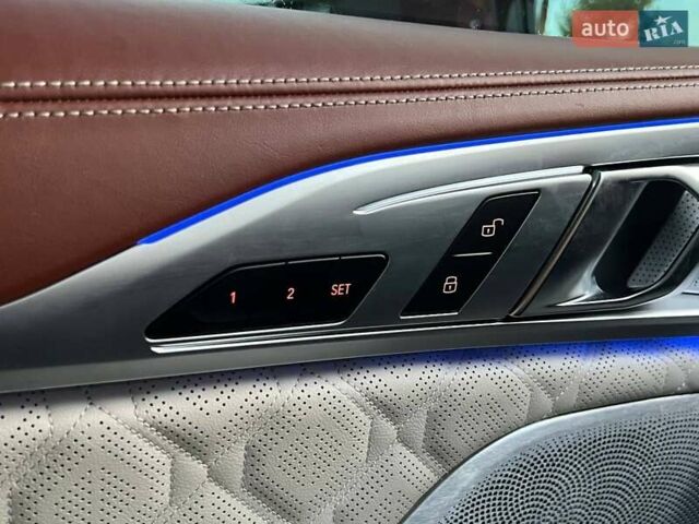 Черный БМВ M8, объемом двигателя 4.39 л и пробегом 71 тыс. км за 99990 $, фото 12 на Automoto.ua