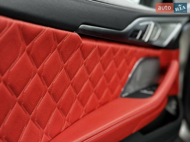 Серый БМВ M8, объемом двигателя 4.4 л и пробегом 17 тыс. км за 109000 $, фото 19 на Automoto.ua