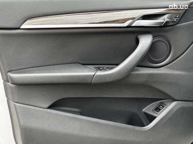 Білий БМВ Х1, об'ємом двигуна 2 л та пробігом 17 тис. км за 33690 $, фото 16 на Automoto.ua