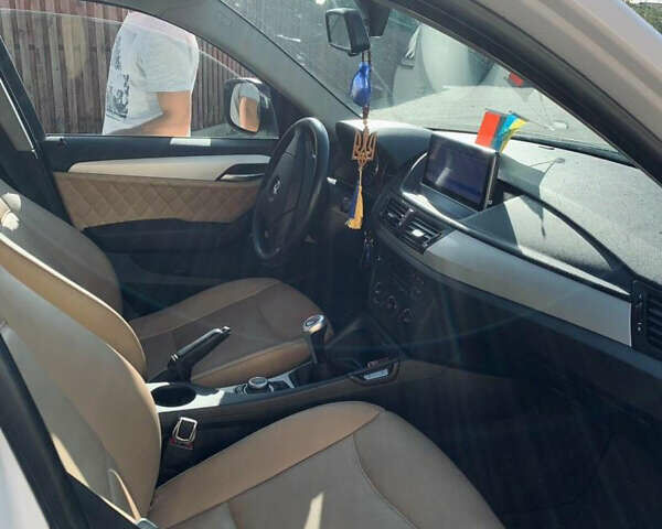 Белый БМВ Х1, объемом двигателя 2 л и пробегом 260 тыс. км за 10000 $, фото 3 на Automoto.ua