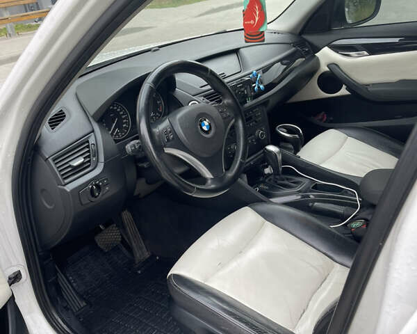Белый БМВ Х1, объемом двигателя 2 л и пробегом 208 тыс. км за 9300 $, фото 2 на Automoto.ua