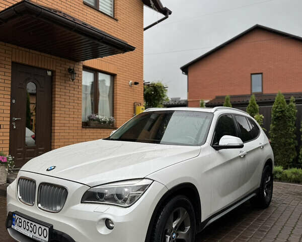 Білий БМВ Х1, об'ємом двигуна 2 л та пробігом 235 тис. км за 15100 $, фото 3 на Automoto.ua