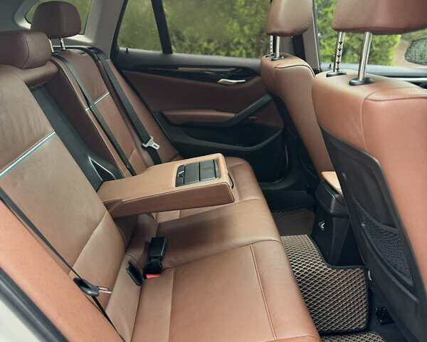 Білий БМВ Х1, об'ємом двигуна 2 л та пробігом 235 тис. км за 15100 $, фото 16 на Automoto.ua