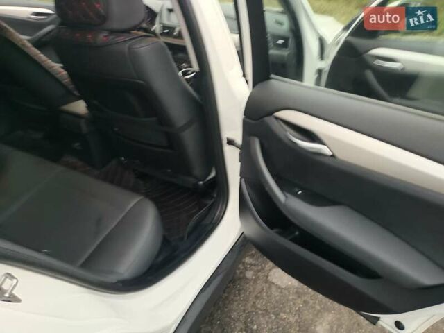 Белый БМВ Х1, объемом двигателя 2 л и пробегом 150 тыс. км за 12000 $, фото 12 на Automoto.ua