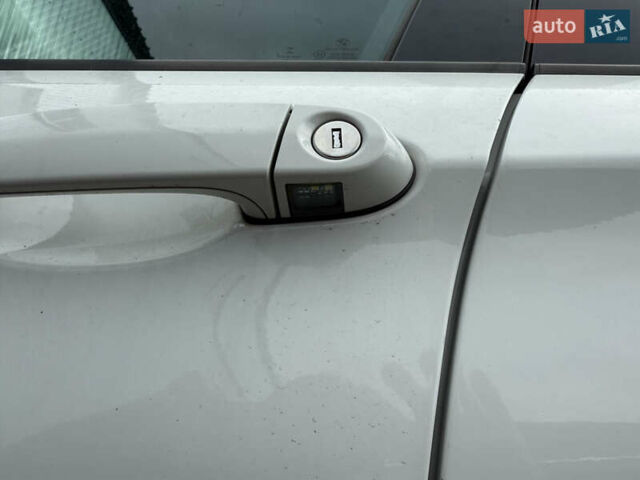 Белый БМВ Х1, объемом двигателя 2 л и пробегом 246 тыс. км за 12000 $, фото 3 на Automoto.ua