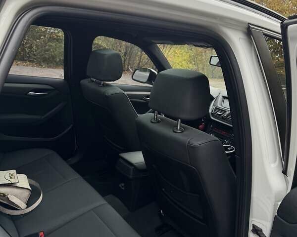 БМВ Х1 2014 в Днепре (Днепропетровске) на Automoto.ua Белый БМВ Х1, объемом двигателя 2 л и пробегом 131 тыс. км за 12500 $, фото 4 на Automoto.ua