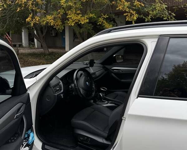 БМВ Х1 2014 в Днепре (Днепропетровске) на Automoto.ua Белый БМВ Х1, объемом двигателя 2 л и пробегом 131 тыс. км за 12500 $, фото 2 на Automoto.ua