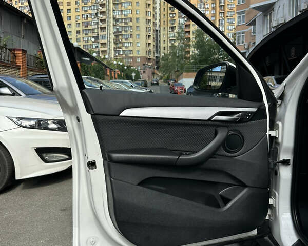 Белый БМВ Х1, объемом двигателя 1.5 л и пробегом 110 тыс. км за 21000 $, фото 20 на Automoto.ua