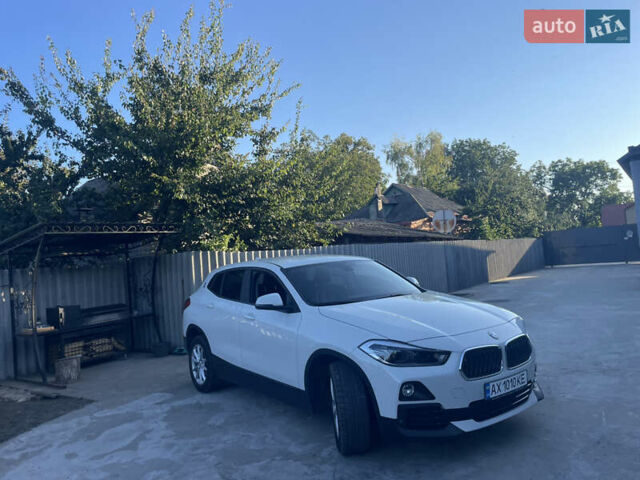 Белый БМВ X2, объемом двигателя 2 л и пробегом 53 тыс. км за 24800 $, фото 1 на Automoto.ua