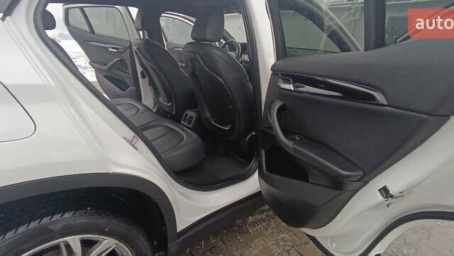 Белый БМВ X2, объемом двигателя 2 л и пробегом 105 тыс. км за 20950 $, фото 5 на Automoto.ua