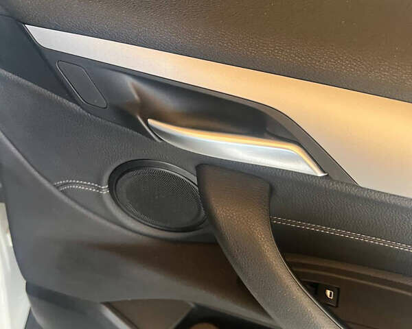 Білий БМВ X2, об'ємом двигуна 2 л та пробігом 53 тис. км за 24500 $, фото 26 на Automoto.ua