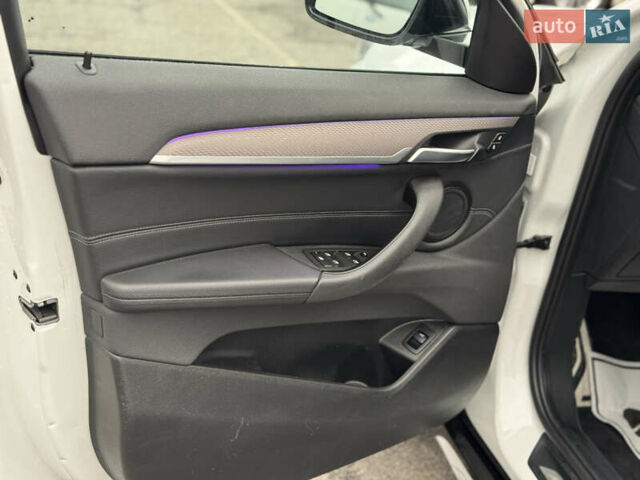 Белый БМВ X2, объемом двигателя 2 л и пробегом 122 тыс. км за 19980 $, фото 19 на Automoto.ua