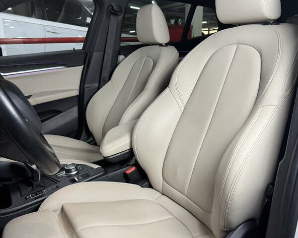 Белый БМВ X2, объемом двигателя 2 л и пробегом 56 тыс. км за 22900 $, фото 20 на Automoto.ua
