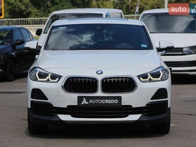 Белый БМВ X2, объемом двигателя 2 л и пробегом 131 тыс. км за 18500 $, фото 1 на Automoto.ua